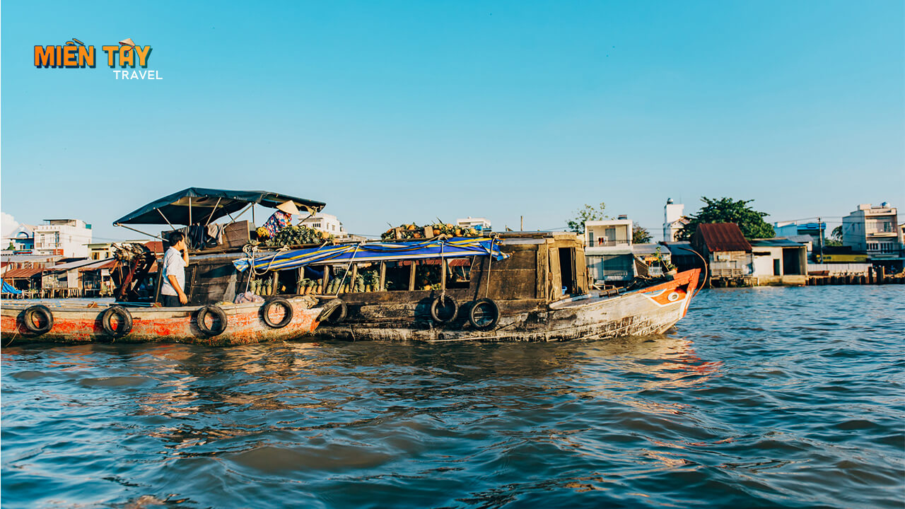 Ghe bán hàng trên chợ nổi Cái Răng