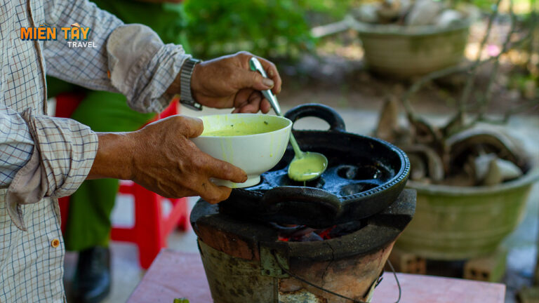 Đổ bánh khọt tại khu sinh thái cộng đồng Cần Thơ