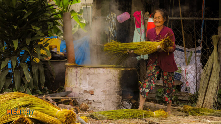 Nhuộm màu lát làm chiếu ở làng chiếu truyền thống Đồng Tháp