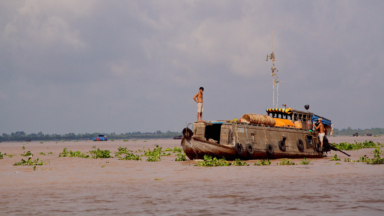 Thuyền chở hàng hóa ở vùng sông Mekong Việt Nam